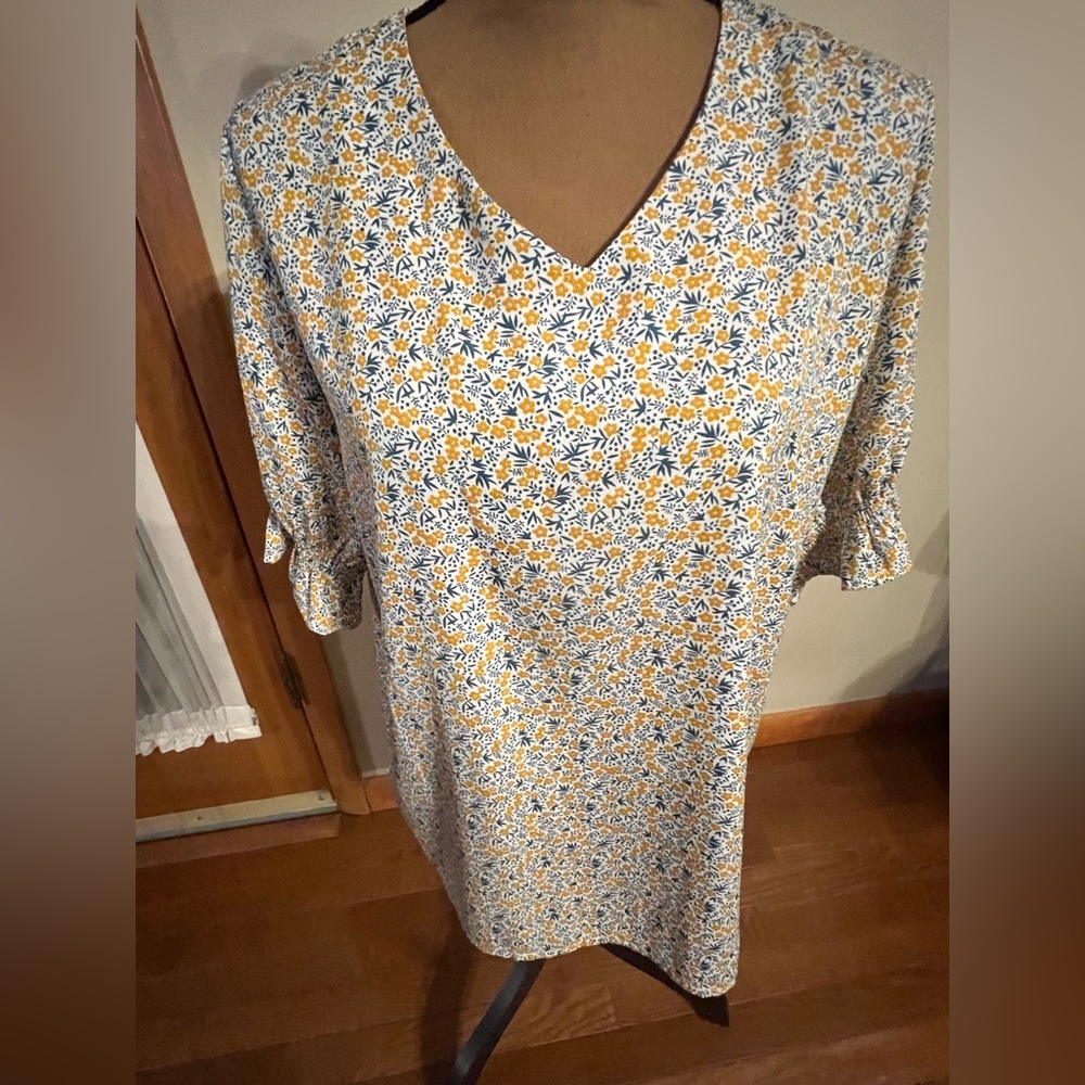 LOVE OLIVE CO Floral V-Neck Women's Top - Yellow and Blue, Size M